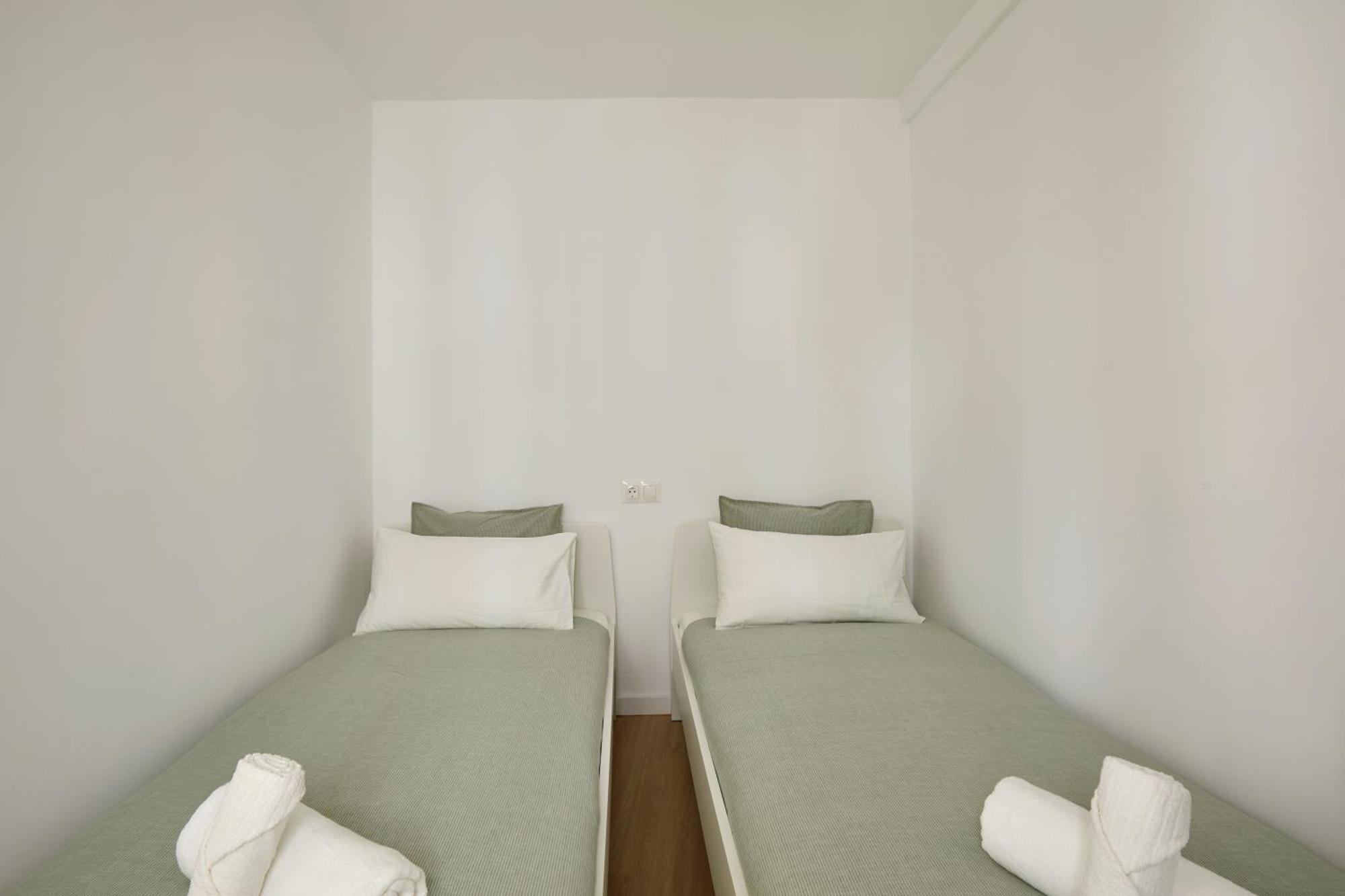 17 Nice Apartment Next To El Molino Barcelona Bagian luar foto